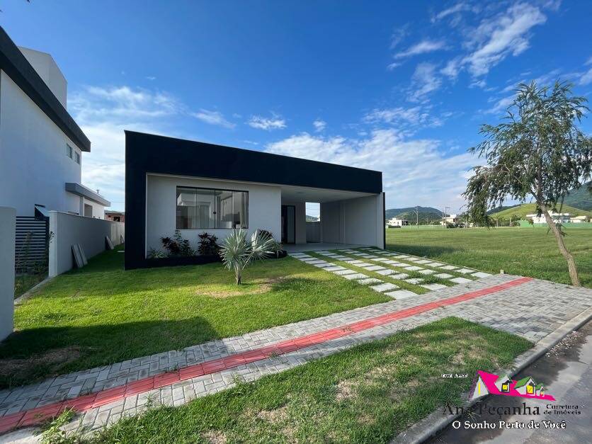 Casa de Alto Padrão a Venda com 3 Quartos no Alphaville 2, Maricá!
