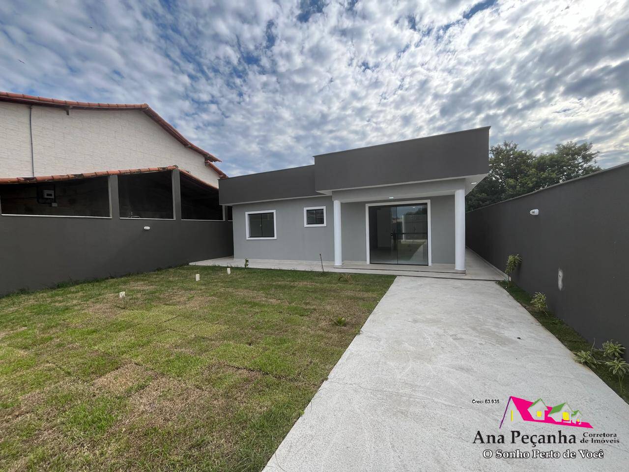 Linda Casa a Venda com 3 Quartos, Hidromassagem e Terrenão em Itaipuaçú!