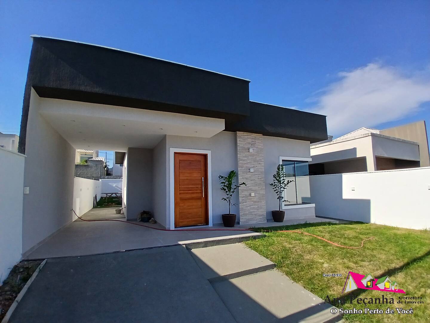 Casa Linda a Venda com 2 Quartos no Condomínio Royal Garden, em Maricá!